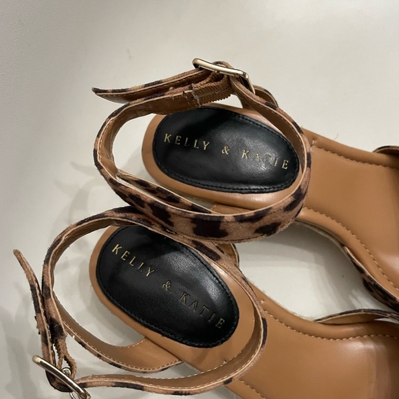 Kelly & Katie Cheetah Wedge Ankle
Strap Heel Size 8 - Picture 8 of 16